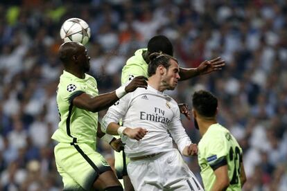 Bale entre tres contrarios durante el encuentro entre el Real Madrid y el  Manchester City.