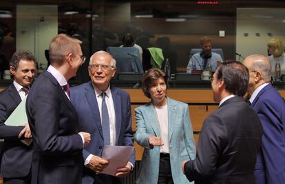 Josep Borrell, en el medio, junto a los responsables de Exteriores de Letonia, Edgars Rinkevics (izquierda en primer plano); de Francia, Catherine Colonna; de España, José Manuel Albares (de espaldas en primer plano) y de Chipre, Nikos Christodoulides (a la derecha) durante el encuentro de ministros de Asuntos Exteriores de la UE en Luxemburgo.