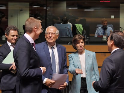 Josep Borrell, en el medio, junto a los responsables de Exteriores de Letonia, Edgars Rinkevics (izquierda en primer plano); de Francia, Catherine Colonna; de España, José Manuel Albares (de espaldas en primer plano) y de Chipre, Nikos Christodoulides (a la derecha) durante el encuentro de ministros de Asuntos Exteriores de la UE en Luxemburgo.