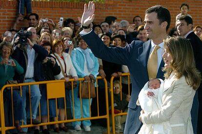 Son muchas las personas que se han acercado a la clínica madrileña para conocer a la Infanta Leonor y para dar la enhorabuena a sus padres.