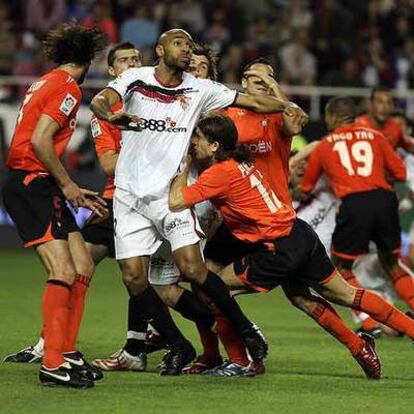 Kanouté, rodeado de contrarios.