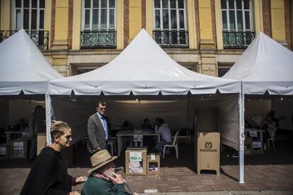 Puntos de votación a lo largo del Palacio Liévano en el centro de la ciudad.