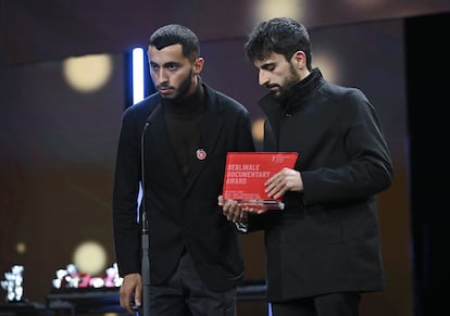 The Palestinian Basel Adra (left) and the Israeli Yuval Abraham pose with their award at the Berlinale last Saturday.