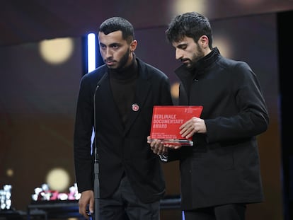 El director palestino Basel Adra y el israelí Yuval Abraham durante su discurso al recibir el premio al mejor documental por 'No Other Land' en la Berlinale, el pasado 24 de febrero.