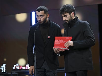 El palestino Basel Adra (izquierda) y el israelí Yuval Abraham posan con su premio en la Berlinale el pasado sábado.