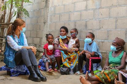 Margarida Loureiro, jefa de la oficina de Acnur en Pemba (capital de Cabo Delgado), charla con un grupo de desplazados.