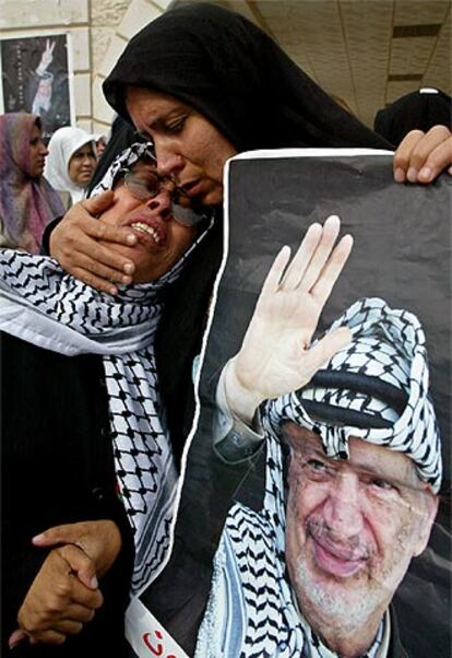 Varias mujeres expresan su dolor ante la sede de la Autoridad Nacional Palestina en Gaza.