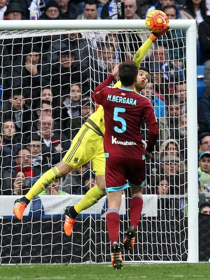 Rulli para un balón ante la mirada de su compañero Vergara.