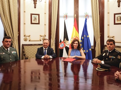 La presidenta de la Comunidad de Madrid, Isabel Díaz Ayuso, junto al presidente de Ceuta, Juan Jesús Vivas, antes de participar en el acto de entrega de la Gran Cruz de la Orden del 2 de Mayo de este año a los agentes de la Policía y la Guardia Civil desplegados en Ceuta y Melilla, durante su visita a Ceuta.