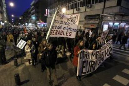 Participantes de la plataforma 'Eurovegas No' durante la manifestación celebrada hoy entre Atocha y Sol en la capital madrileña por el proyecto de construcción de este complejo de ocio y casinos en Madrid.