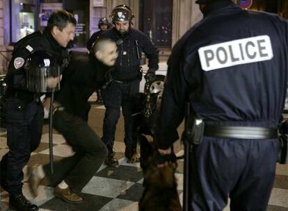 También en Nantes y Rennes (oeste de Francia), así como en Lyon (sureste), donde hubo incidentes leves, se han producido manifestaciones espontáneas de varios centenares de personas contra Sarkozy.