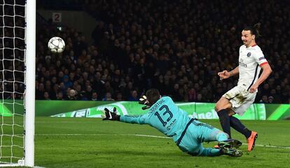 Ibra en el momento en el que bate a Courtois.