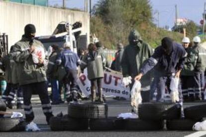 Trabajadores de Navantia Ferrol han cortado hoy el tráfico en la autopista AP-9 en dirección a Ferrol y La Coruña con barricadas de neumáticos ardiendo, en la que constituye una nueva protesta para reclamar carga de trabajo ante la ausencia de nuevos contratos.