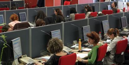 Mujeres en una oficina de atención al cliente