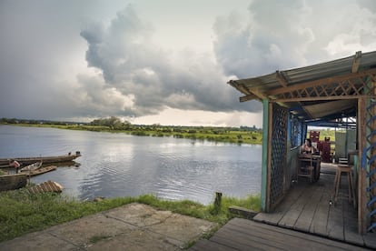 Caballococha, uma pequena cidade peruana às margens do Amazonas, é um destino de lazer regular para os chefes da coca e os madeireiros e o local onde traficantes levam adolescentes de países vizinhos (Colômbia e Brasil) nos fins de semana para praticar prostituição em albergues ou nos chamados 'prostibares'.