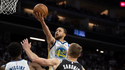 Stephen Curry, el base de los Warriors, anotó 50 puntos en el juego decisivo frente a Sacramento.