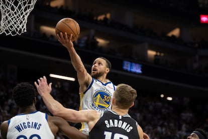 Stephen Curry, el base de los Warriors, anotó 50 puntos en el juego decisivo frente a Sacramento.