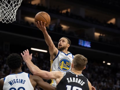 Stephen Curry, el base de los Warriors, anotó 50 puntos en el juego decisivo frente a Sacramento.