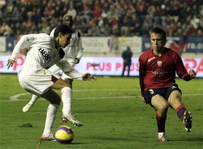 Navas pelea un balón