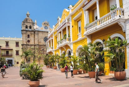 No se puede olvidar que dentro de ese gran país que es <a href=" https://colombia.travel/es/ " target ="_blank">Colombia</a>, con sus cumbres andinas, su selva amazónica, sus yacimientos arqueológicos y sus ciudades coloniales, existe también una interesantísima y larga costa caribeña, presidida por el que fuera el gran puerto del Caribe: Cartagena de Indias. Su recinto amurallado invita a retroceder 400 años en un instante, y pasear por sus calles es como meterse en una novela de García Márquez. La ciudad tiene espléndidas iglesias, mansiones, plazas y enclaves históricos levantados por los españoles. También playas estupendas e islas a las que escaparse, como las del Rosario. Siguiendo la costa, hay aún más: Barranquilla, Santa Marta y el parque nacional <a href=" https://www.parquetayrona.com/es/ " target="_blank">Tayrona</a>, con alguna de las playas más bellas del país.