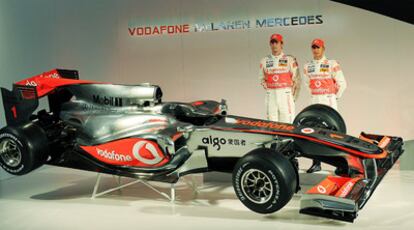 Jenson Button (izquierda) y Lewis Hamilton (derecha) posan junto al nuevo coche, presentado hoy oficialmente
