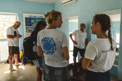 Unos investigadores dan la bienvenida a los turistas en el centro de recuperación de tortugas marinas del Blue World Institute en Veli Losinj. 