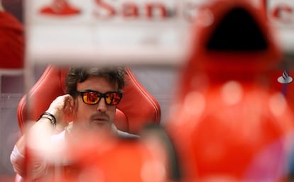 Fernando Alonso, en el garaje de Ferrari.