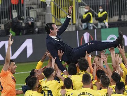 Los jugadores del Villarreal mantenan al entreandor, Unai Emery, tras proclamarse con el título.