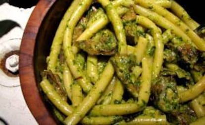 Pasta con alcachofas y pesto de nueces