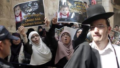 Palestinos protestaram no acesso à mesquita Al Aqsa de Jerusalém.