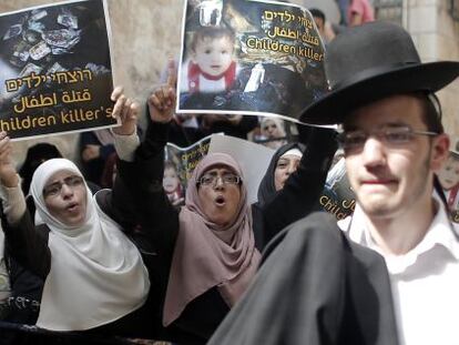 La polic&iacute;a bloquea, ayer, el acceso a la mezquita Al Aqsa de Jerusal&eacute;n a un grupo de palestinos que participaban en una protesta.