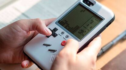 Esta funda convierte tu iPhone en una Game Boy clásica con la que puedes jugar