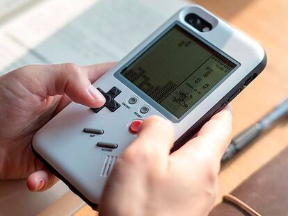Esta funda convierte tu iPhone en una Game Boy clásica con la que puedes jugar