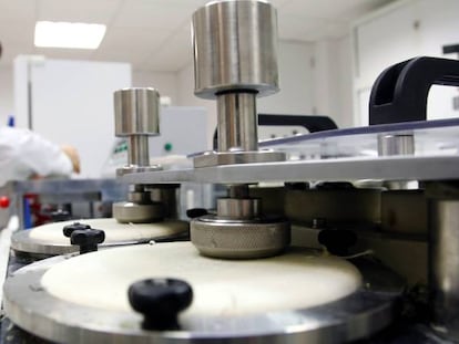 Laboratorio de Grupo Morón, en Arnedo (La Rioja). Abajo, plantillas fabricadas por la firma.