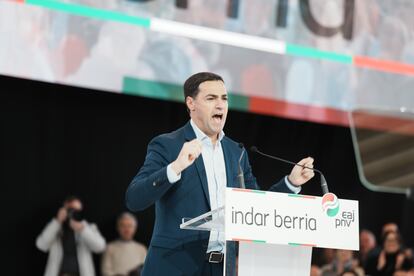 El candidato a Lehendakari, Imanol Pradales, interviene durante laAsamblea Nacional del PNV, este sábado en Durango (Bizkaia).