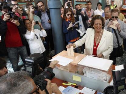 La alcaldesa de Valencia y candidata a la reelecci&oacute;n, Rita Barber&aacute;,votando en su colegio electoral. 