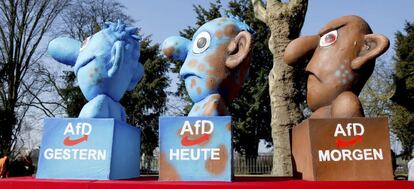 Figuras de AfD en el carnaval de Duesseldorf, al oeste de Alemania.