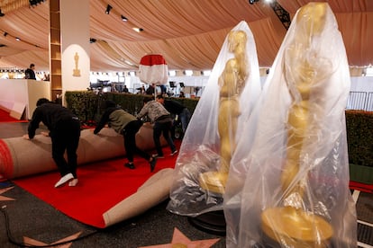 Montaje de parte de la alfombra roja de los premios Oscar el viernes por la mañana en Los Ángeles.
