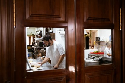 Pedro Aguilera con parte de su familia en la cocina de Mesón Sabor Andaluz, en Alcalá del Valle (Cádiz).