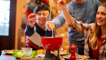 Realiza tus 'fondues' de carne o queso de manera sencilla y disfruta con tus amigos o familiares. GETTY IMAGES.