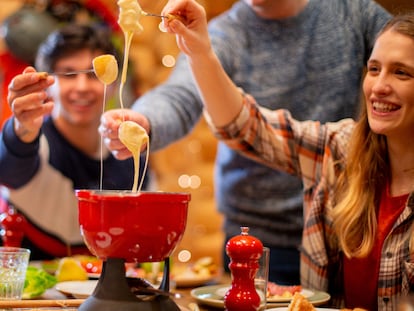 Realiza tus 'fondues' de carne o queso de manera sencilla y disfruta con tus amigos o familiares. GETTY IMAGES.