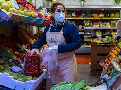 Mujer trabajando en una frutería.