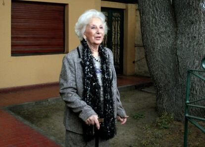 Estela de Carlotto atende à imprensa na porta da sua casa, em La Plata.