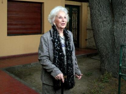 Estela de Carlotto atende à imprensa na porta da sua casa, em La Plata.