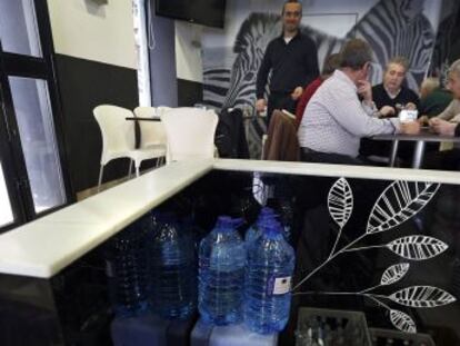 Garrafas de agua en el interior de un bar en Alzira.