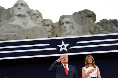 El presidente de Estados Unidos, Donald Trump, junto a la primera dama, Melania Trump, en el monte Rushmore.