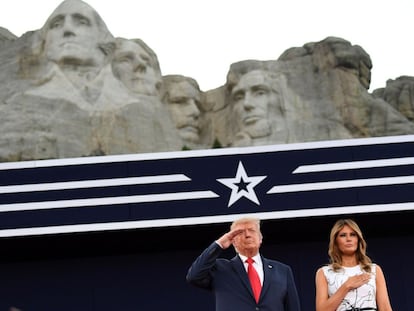 El presidente de Estados Unidos, Donald Trump, junto a la primera dama, Melania Trump, en el monte Rushmore.