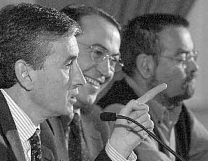 Ramón Jáuregui, Nicolás Redondo y Carlos Trevilla (secretario de UGT en Euskadi), ayer en Bilbao.