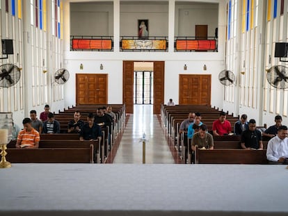 Jóvenes asisten a la iglesia en el Seminario Mayor de Maracaibo, el 31 de octubre del 2022, en Maracaibo (Venezuela).