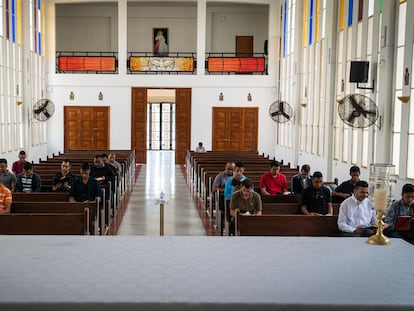 Jóvenes asisten a la iglesia en el Seminario Mayor de Maracaibo, el 31 de octubre del 2022, en Maracaibo (Venezuela).